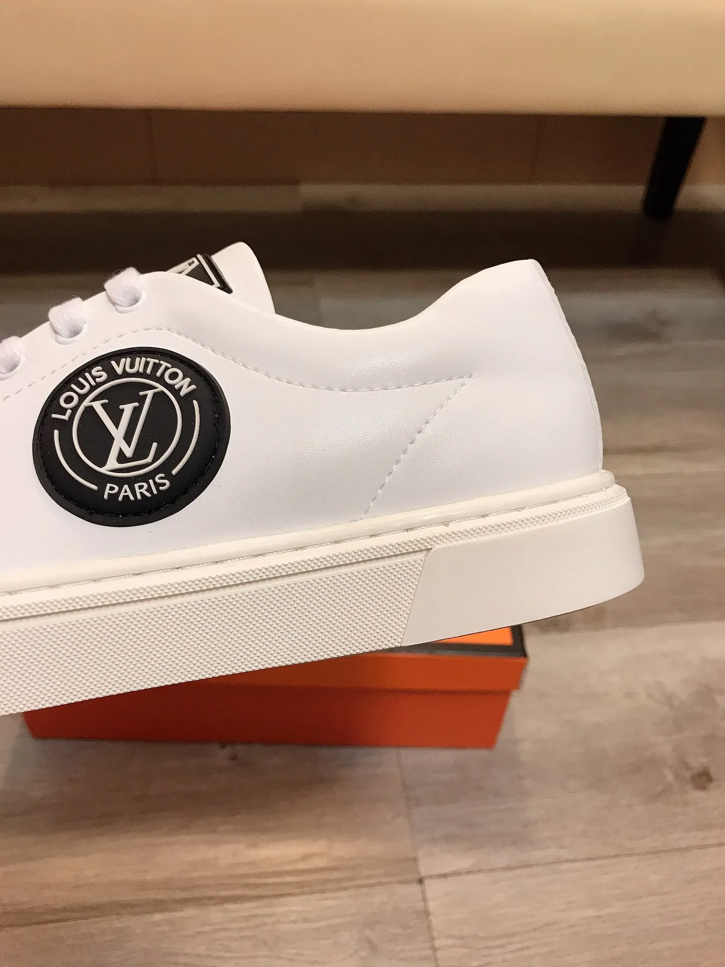 Factory price P360 👟👟💥【LV Louis Vuitton】The latest trendy casual shoes for men, made of imported cowhide with brand logo, genuine leather lining, rubber outsole that is wear-resistant and non-slip, high-level version, perfect on-foot effect, and exquisite workmanship. Code number: 38-44